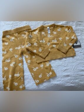 Modern moments 3T nwt Mustard Yellow Daisy Knit Sweater Set